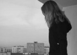 В Таганроге с восьмого этажа упала 27-летняя девушка