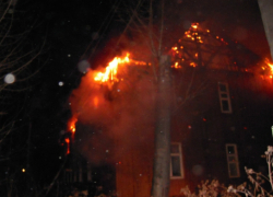 Десять спасателей  тушили ночью пожар на Нижней улице в Таганроге