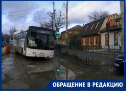 «Проехать нереально»: огромные ямы на Дзержинского не дают водителям покоя