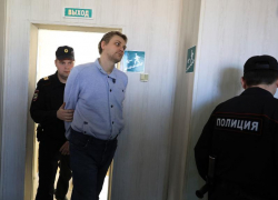 Сначала обвинялся в отравлениях, теперь и в оскорблениях