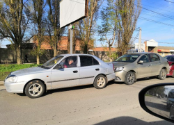 В Таганроге автомобили «поцеловались паровозиком»