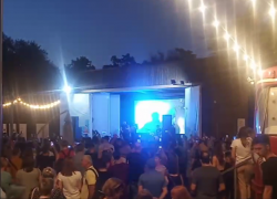 Сотни горожан пришли в центральный парк Таганрога, чтобы послушать песни  Виктора Цоя