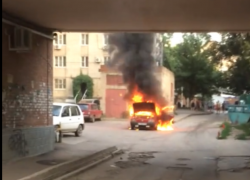 В Таганроге автоледи едва успела выбежать из горящей машины