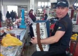 В праздничные дни центральный рынок Таганрога превратился в настоящую концертую площадку