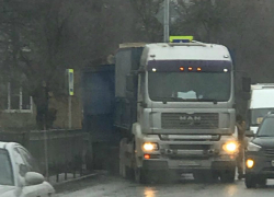 В Таганроге грузовик с прицепом  не вписался в поворот, снес светофор и ограждения