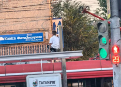 В Таганроге дети устроили игры с электрическими проводами