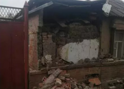 В Таганроге, на улице Шило, иномарка протаранила стену частного дома