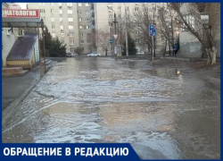 «Я видел, как она упала»: лужа на Чехова в Таганроге не даёт людям пройти