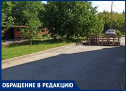 Еще одни самоуправцы в Таганроге перекрыли въезд во двор