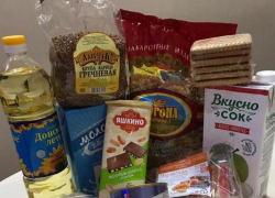 В Таганроге продолжают предоставлять продуктовые наборы школьникам