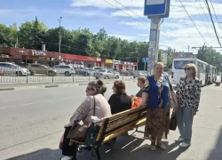 Новый вокзал дождался: на остановке на Москатова наконец появилась лавочка