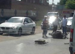 В Таганроге на Мариупольском Шоссе автомобиль такси сбил мотоцикл