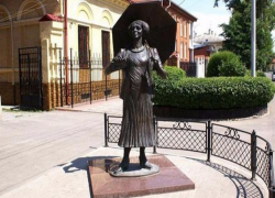 Житель столицы требует снести памятник Раневской в Таганроге