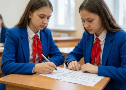  Сотка есть: две таганрогские выпускницы сдали ЕГЭ на высший балл