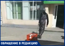 Продукты волоком  по грязи и земле – и на стол таганрожцам