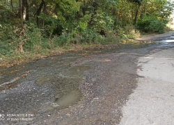 Уже более трёх недель по 10-ому Новому течёт вода