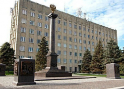 На украшение городской администрации потратили 250 000 рублей