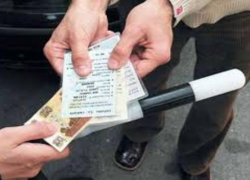 Под Таганрогом молодого человека задержали при  попытке дать взятку 