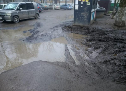 Сесть на шпагат, чтобы выбросить мусор: чудеса гимнастики приходится проявлять таганрожцам на улице Вишневой