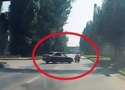 ДТП в Таганроге с участием мотоциклиста попало на видеорегистратор