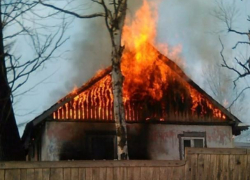 В Таганроге мужчина погиб при пожаре из-за попытки согреться дома