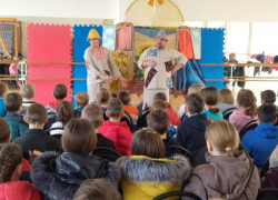 Таганрогский камерный театр показал спектакль для воспитанников эвакуированного детского дома