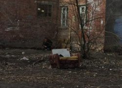 Голыми ж*пами бомжей должны любоваться ученики одной из самых престижных школ Таганрога