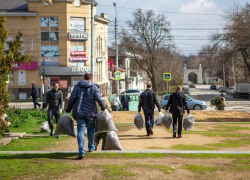 В Таганроге продолжается уборка общественных территорий 