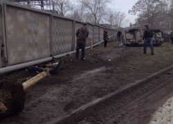 В Таганроге пьяный водитель на «ВАЗ-2110» врезался в столб и перевернулся