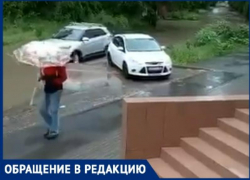 Машины плывут, люди по колено в воде идут – дожди снова превратили Вишневую в озеро