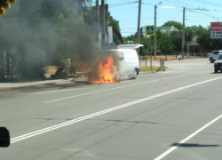 В Таганроге посреди улицы загорелся автомобиль