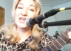 Таганроженка песней поздравила мужчин с праздником