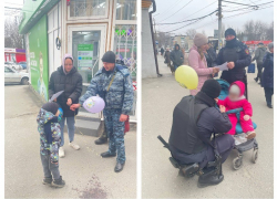 Транспортные полицейские поздравили таганроженок 