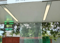 Так уже более года: таганроженка возмущена состоянием остановки на Морозова