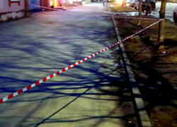 Таганрожцы продолжают ходить по опасному тротуару