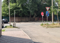 Вандалы сорвали и разрисовали дорожные знаки в Таганроге 