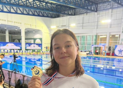 Юная таганроженка Ксения Сапрыкина получила звание мастера по подводному спорту