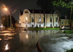 «Море-разливанное»: таганрожцы пожаловались на огромные лужи в историческом центре города