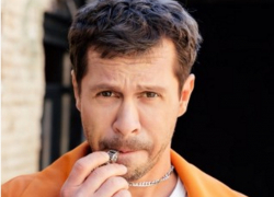 «Слышишь, руку дай!»: Павла Деревянко неприятно удивили обледеневшие улицы на Родине