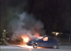 Горящую машину таганрожца не могли потушить шесть огнетушителей