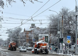 В Таганроге выпал снег: коммунальные службы включились в работу 