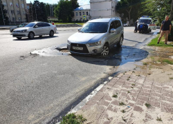 В Таганроге автоледи провалилась под асфальт у городской администрации