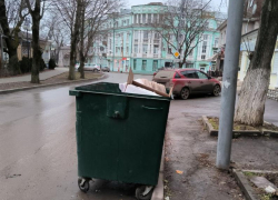 Осторожно на дорогах Таганрога: мусорные баки!