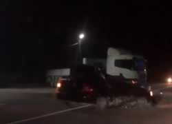 На въезде в Таганрог фура сильно протаранила легковушку