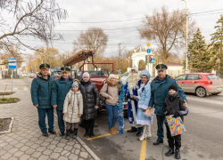 Пожарные поздравили жителей Таганрога с Новым годом