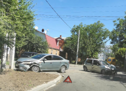 В Таганроге спасатели доставали из авто пострадавшую в ДТП семейную пару