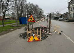 На Смирновском переулке в Таганроге начали устанавливать обводную линию коллектора