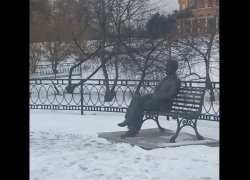 Чеховская набережная в Таганроге встречает сугробами и ледяной кашей