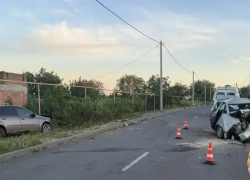Пострадавших — трое: под Таганрогом молодой водитель на «Гранте» врезался в «десятку» 