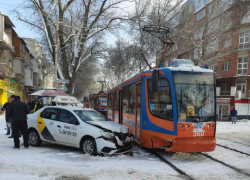 Всё «по-классике»: В Таганроге «встретились» Яндекс Такси и трамвай 